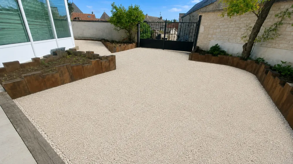 Aménangement de cours béton désactivé et mise en place de bordures bois 